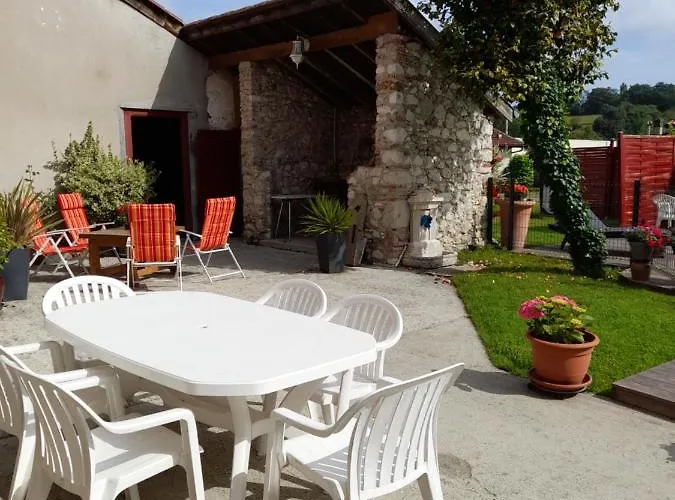 Les Hirondelles Bed & Breakfast *