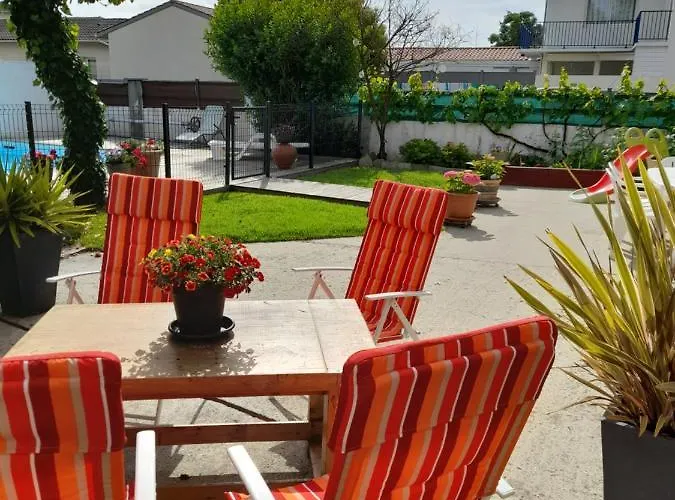 Les Hirondelles Bed & Breakfast Puyoo